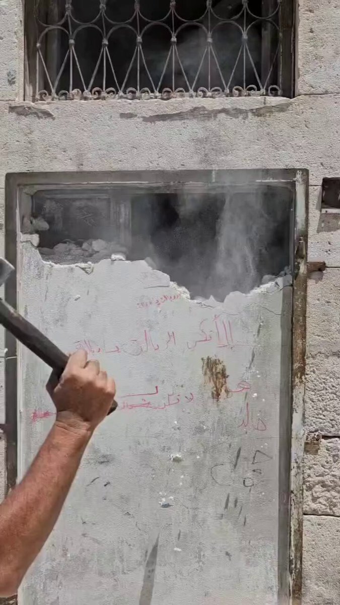 كنز في قلب الخراب.. بيت شيخ #حماة "محمد الحامد" بعد فتحه اليوم تم اليوم فتح بيت العلّامة #محمّد_الحامد رحمه الله. نقلاً عن الشيخ #معاذ_ريحان. #حماة_مباشر