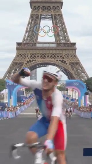 Quand Valentin Madouas remportait la médaille d’argent au pied de la Tour Eiffel, suivi par Christophe Laporte 🥈🥉 Le cycliste français fête ses 29 ans 💙🤍❤️️ #JeuxOlympiques