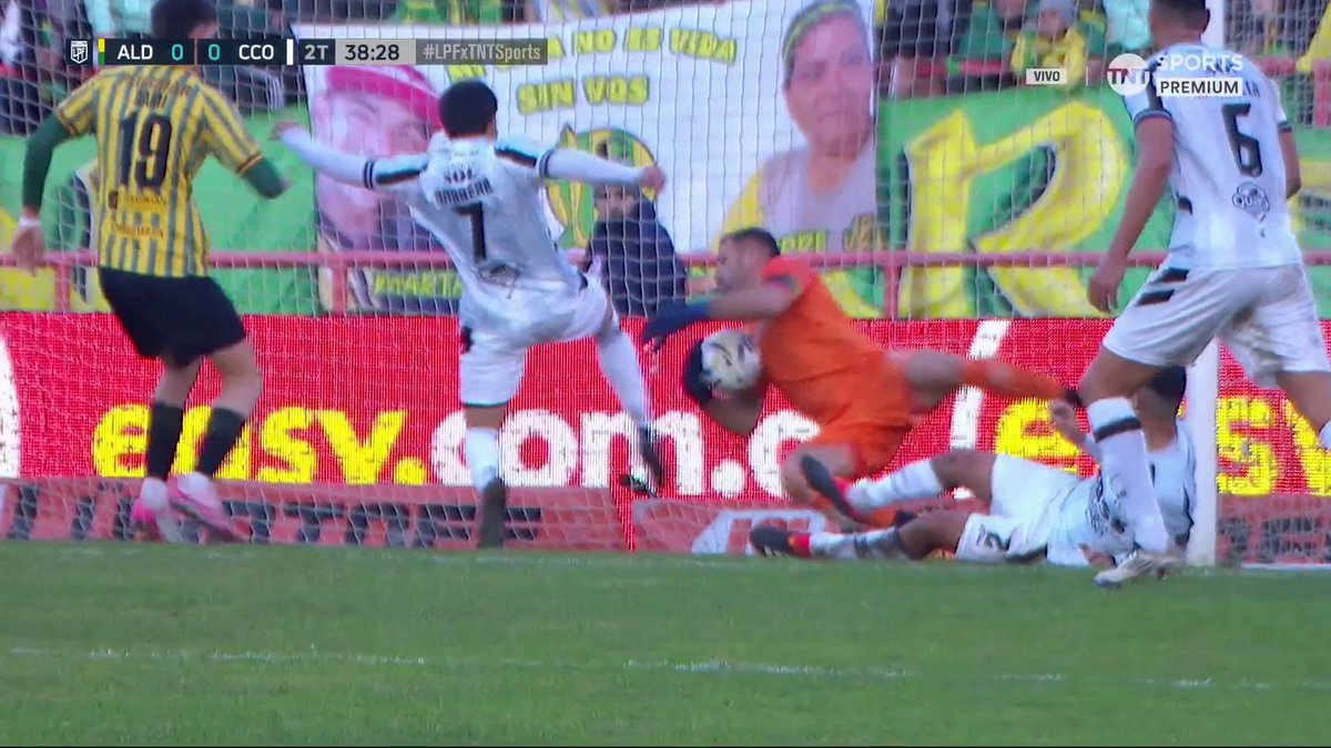 Carranza va a tener 50 años y va a seguir atajando bien. Arquerazo mucho mejor que los que traen acá. En Colón fue suplente, 3 partidos atajados, 0 goles recibidos.