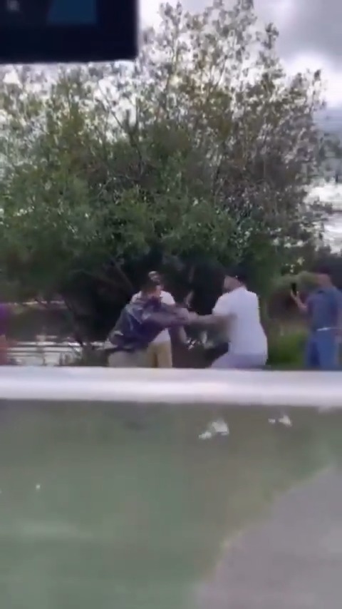 Another angle of a drunk guy starting a fight with former NHL player Nick Tarnasky whilst golfing in Canada 🍁 The way he adds sound effects (bang! bang!...) while punching the guy in the face 🤌🏽😂 #canada #golf #FAFO #golfing #alcohol #hockey #NickTarnasky #fight #hockeyfight