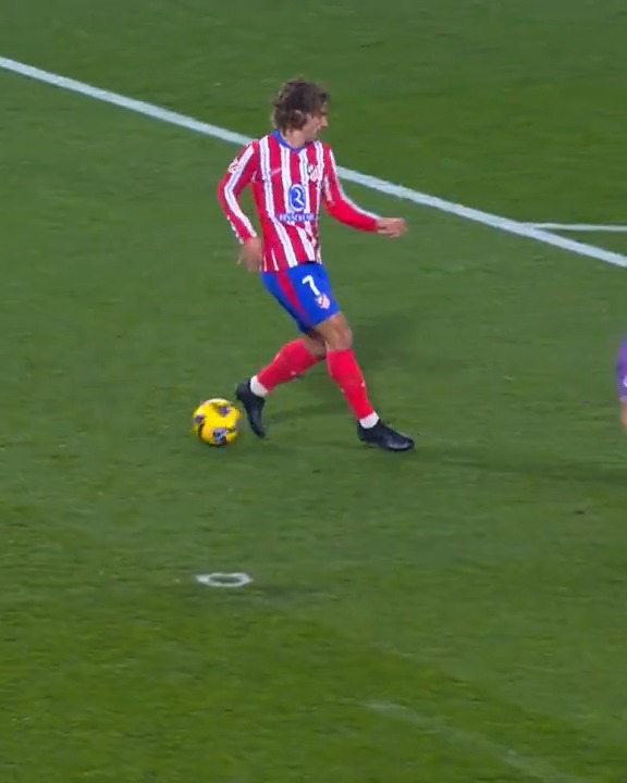 ⚽ “Si tratas bien a la pelota, con cariño, ella te lo devuelve”. 😳 La frase de icónica frase de Riquelme que define a la perfección este gol de Antoine Griezmann