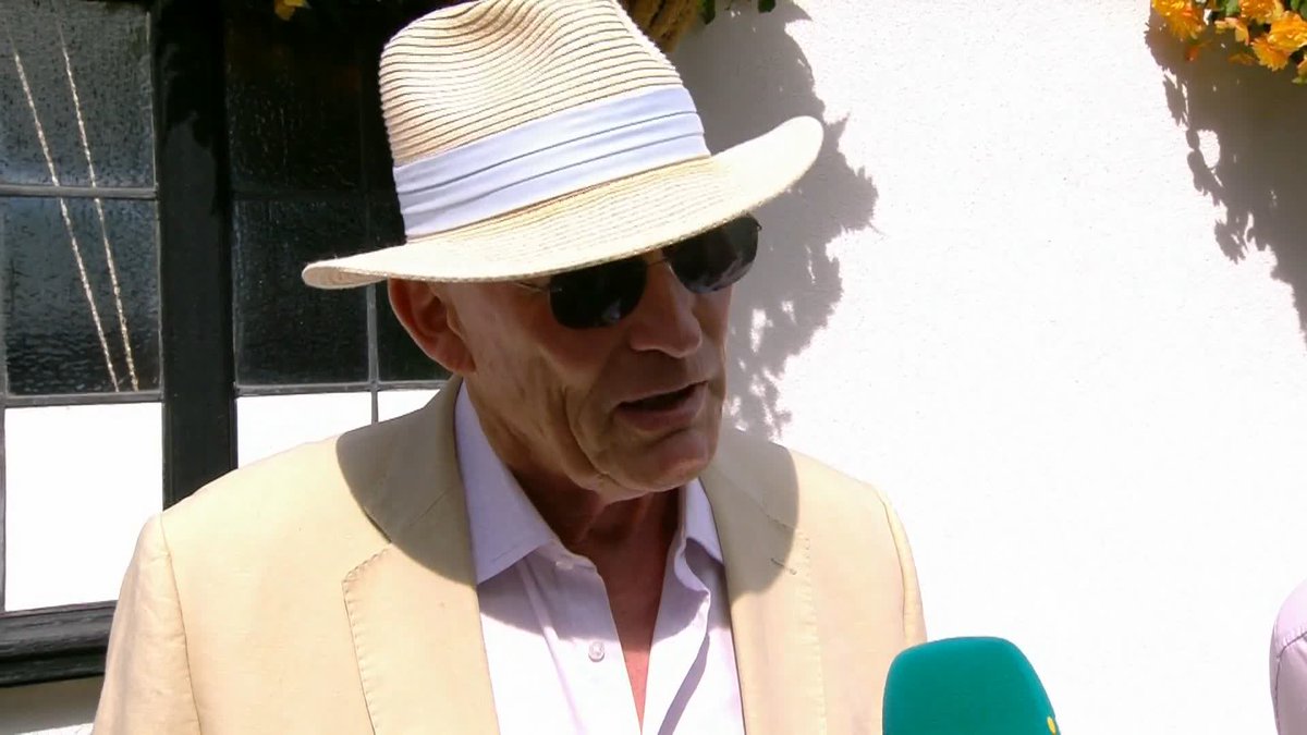 Get the sound on for this! 🔊 The very dapper John Gosden spoke to @mcyeeehaaa after Fifth Column's win in the Bet365 Mile and has an update on who may ride Field Of Gold..... 😅