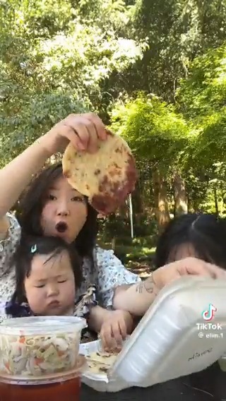 #DeVida | Una familia coreana se sumerge en el delicioso sabor de pupusas y horchata. Las imágenes dejan claro que, del variado menú servido en la mesa, fue el platillo típico salvadoreño y la refrescante bebida nacional las que les dejaron encantados. Video: TikTok カフェイン中毒.1