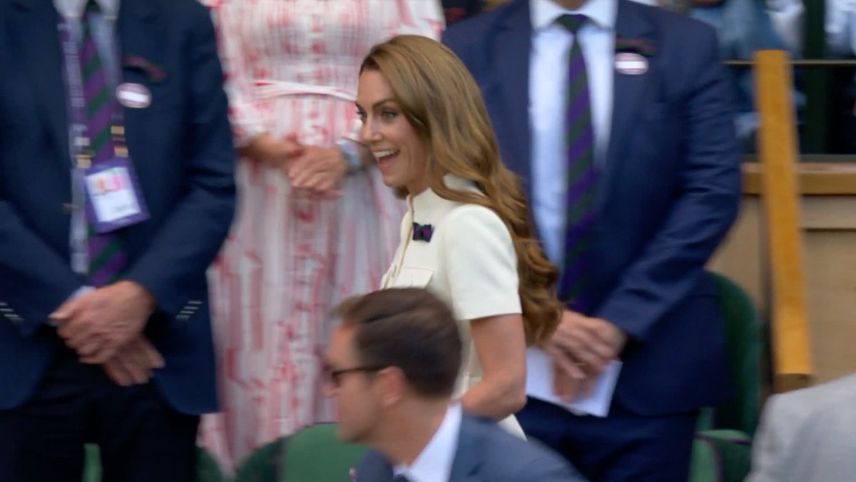 Centre Court rises to give a warm welcome to our Patron HRH The Princess of Wales 💜💚 #Wimbledon