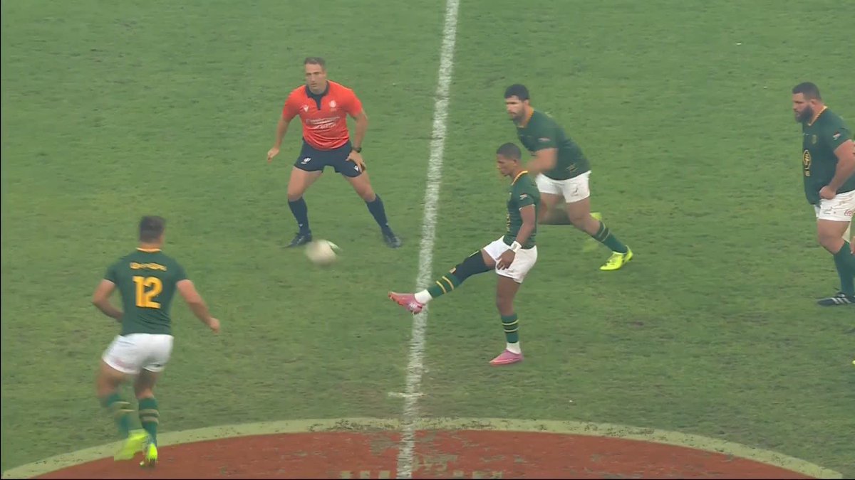 Have you ever seen the likes of it? 😅 South Africa manufacture a scrum DIRECTLY from kick-off 🤯