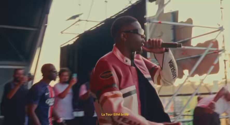 🚨 Le rappeur Uzi a débarqué à YARDLAND entouré de 200 enfants de son quartier pour sa première scène ! Il balance “PCM”, un son hommage à Paname 🇫🇷