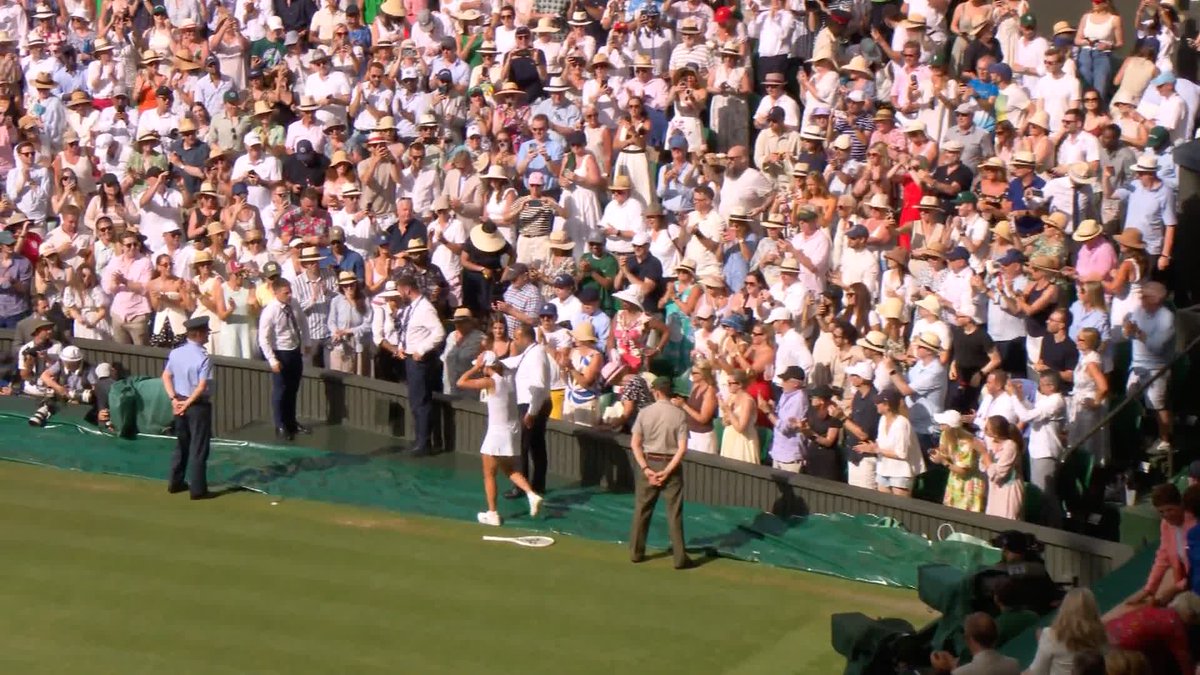 What a moment Iga 🥹👏 (via Wimbledon)