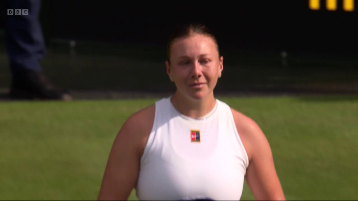 An emotional Amanda Anisimova gets a lovely reception from the crowd. #Wimbledon