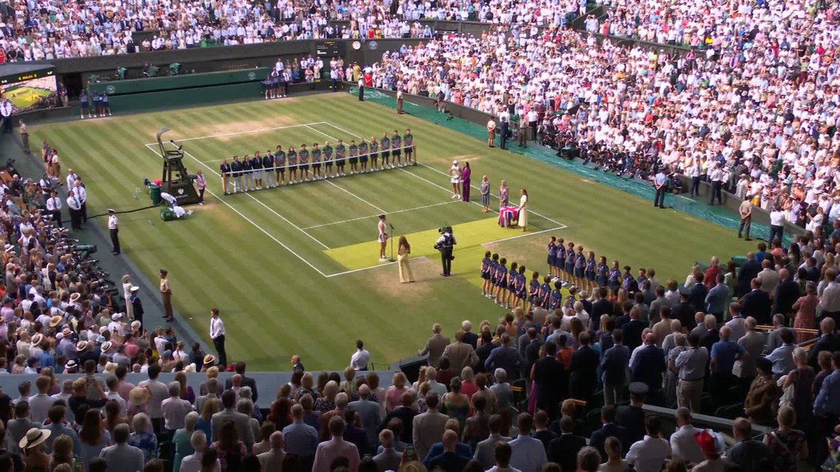 "You've been such an inspiration to me" ♥️ Amanda Anisimova has nothing but praise for the new Ladies' Singles Champion, Iga Swiatek ✨ #Wimbledon