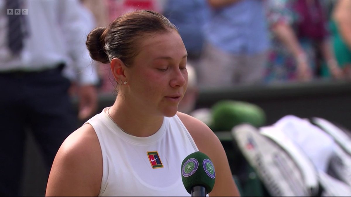 Amanda Anisimova struggled to compose herself as she congratulated Iga Swiatek. Gracious in defeat. 👏 #Wimbledon