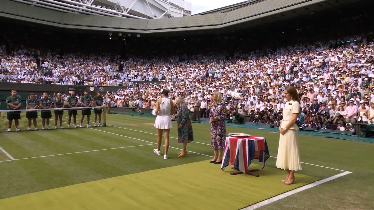 The moment Iga Swiatek received the #Wimbledon trophy from The Princess of Wales 🏆