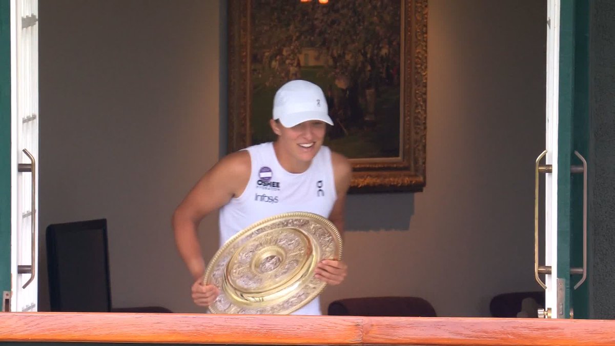 The new #Wimbledon champion soaking in every single moment 🥹