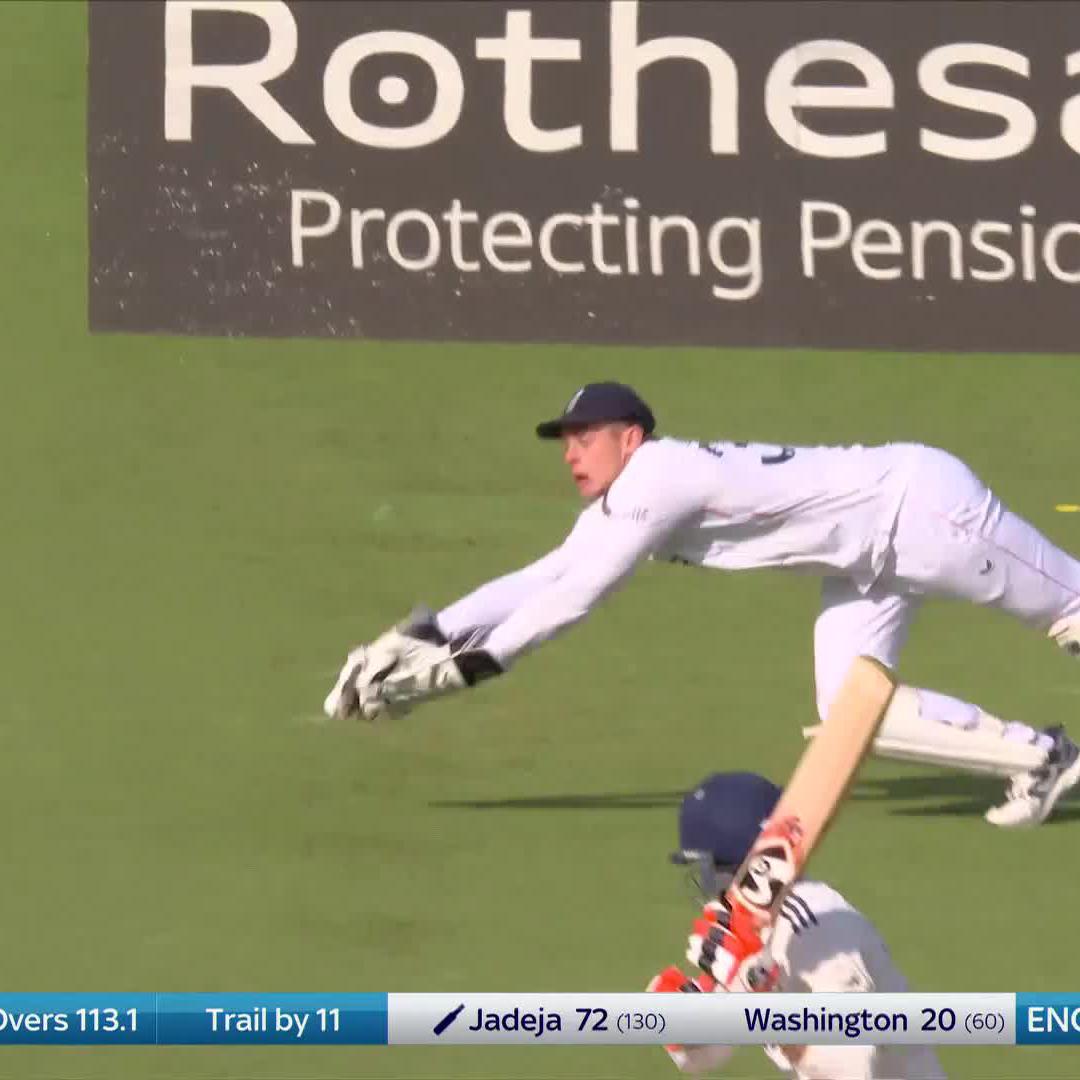 🔥 YES WOAKESY! 🔥 Strangled down leg and Jadeja has nicked it. Seven down!
