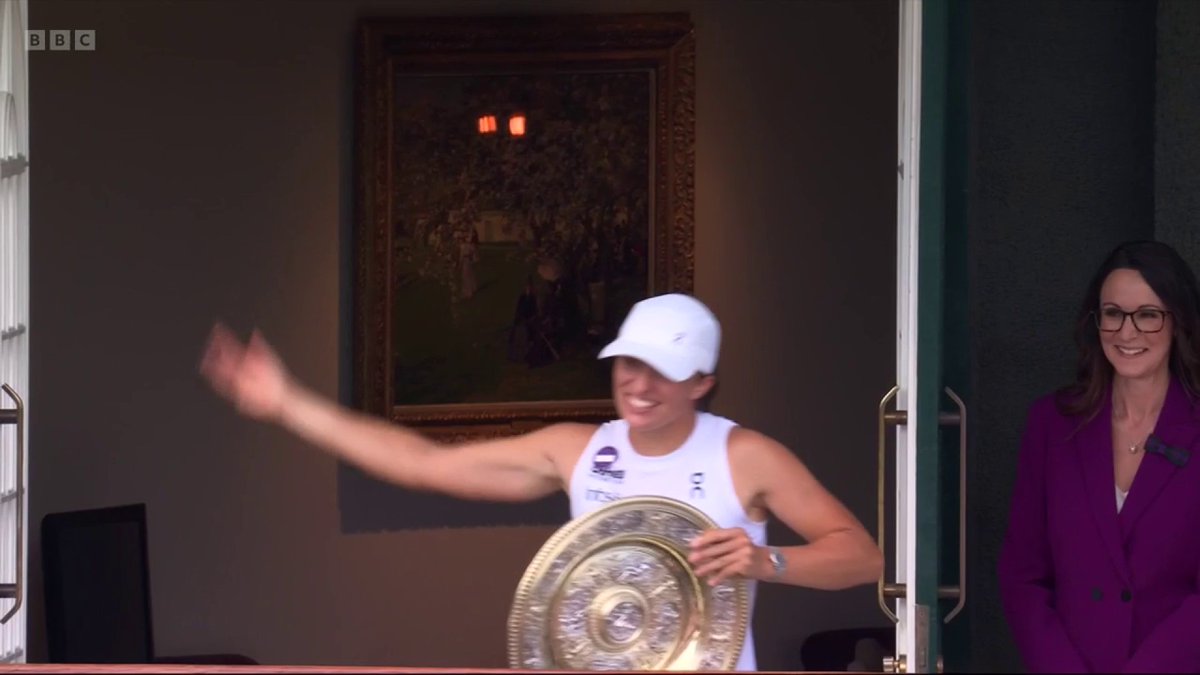 Iga Swiatek getting the crowd hyped up ๐ Amazing to see ๐๐ #Wimbledon