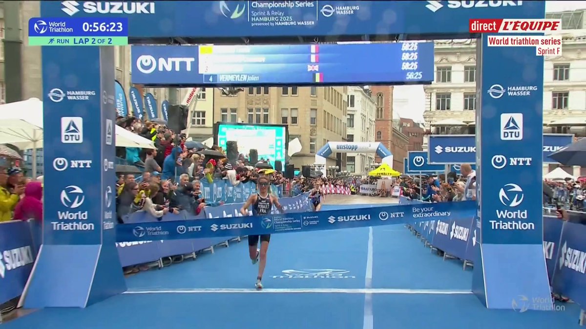 🇫🇷 Doublé des Françaises à Hambourg ! Léonie Périault s'impose sur le sprint, pour sa première victoire de la saison, devant Cassandre Beaugrand ! #lequipeTRIATHLON