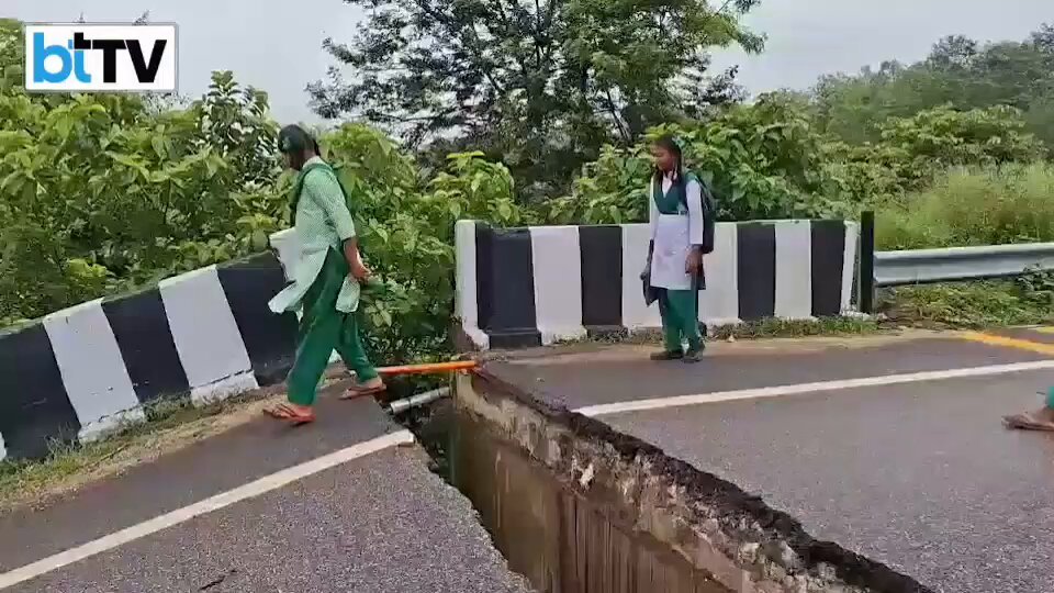 This is from Jharkhand where a bridge collapsed and students going to school by climbing on the remaining bridge with stairs These incidents don't get amplified or become meme material because Jharkhand is ruled by Congress and its allies.