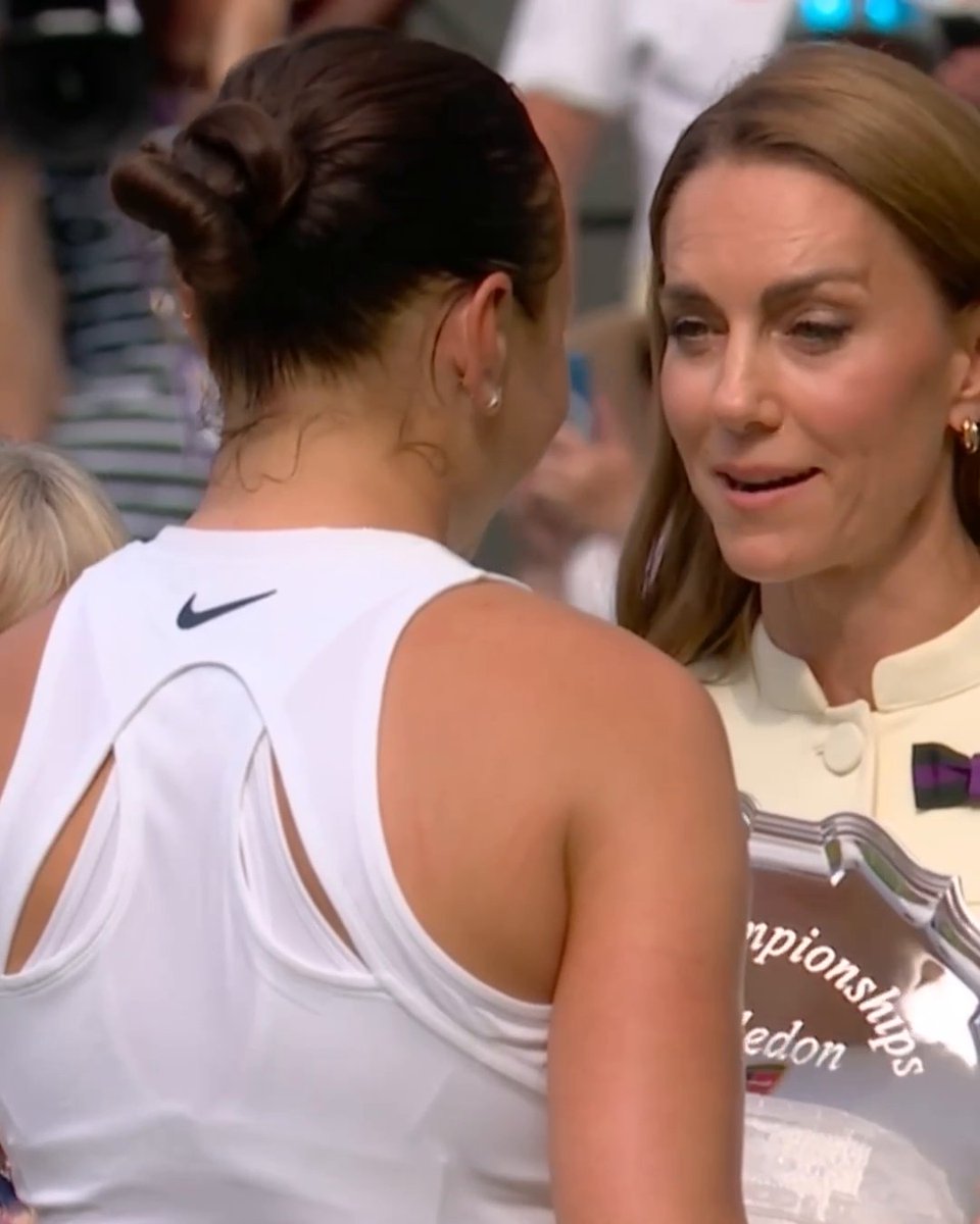 Catherine giving trophies to Amanda, who is the runner-up and Iga the ladies single winner!