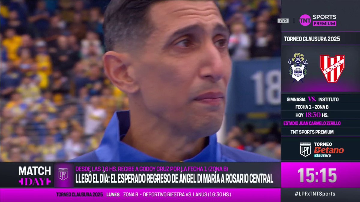 Ángel Di María saludando a la gente en el calentamiento previo. Que fuerte esta imagen. Se cae la cancha. Visiblemente conmovido. Se merece esto y más.