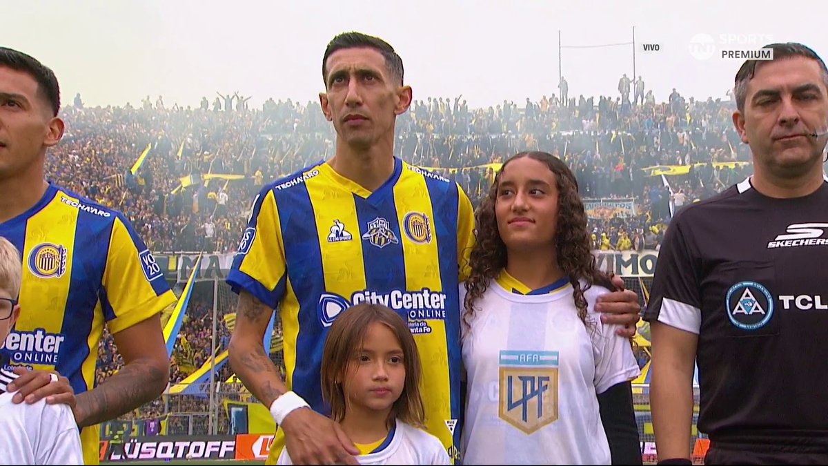 Bengalas, bombas, una estrella mundial, 5 familiares por jugador, un central viejo y pelado, un arquero gordo y carismático, una promesa que devolvieron de Europa, un colombiano lagunero y un 10 que patea tiro libres. Volvieron los 90 y lo sabemos.