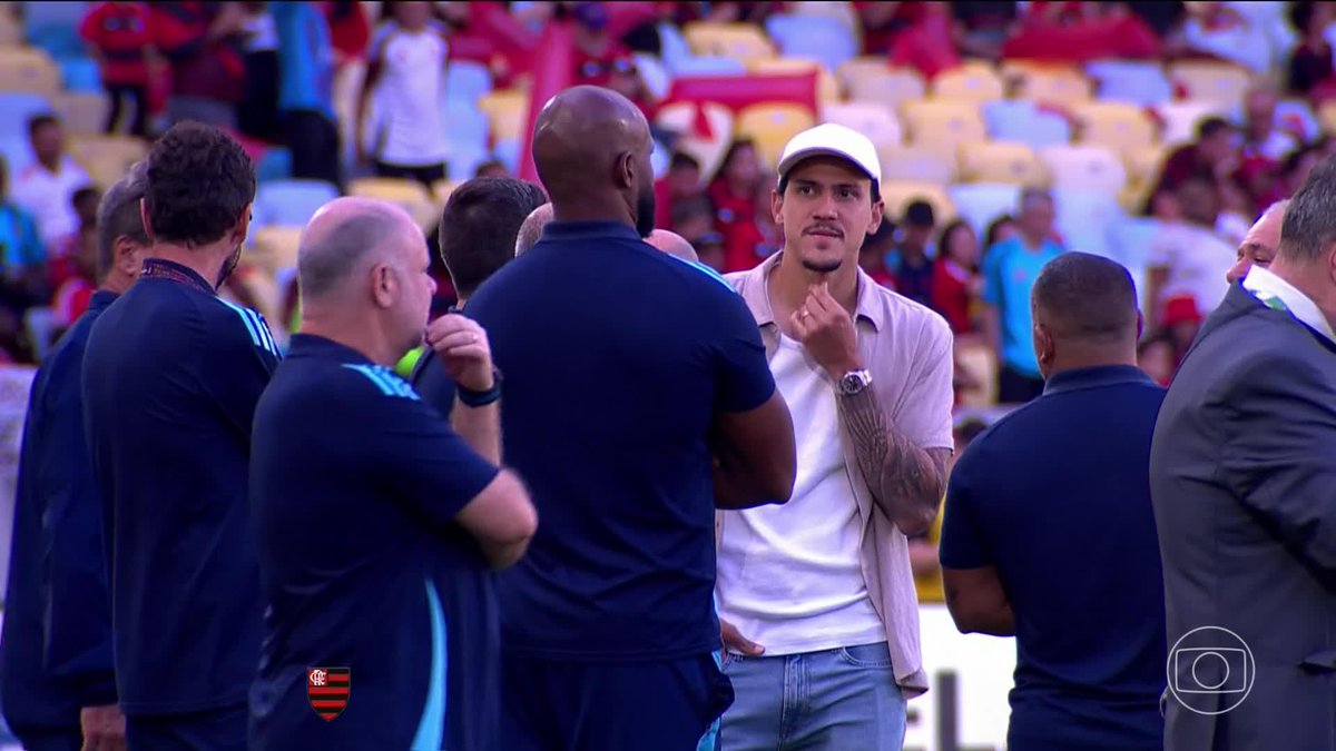 Fora da lista de relacionados, Pedro está na beira do campo acompanhando o aquecimento do time do Flamengo antes do jogo contra o São Paulo. 🎥 TV Globo 📺 | ge