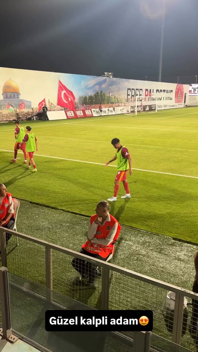🥲 Gabriel Sara, engelli bir taraftarın fotoğraf isteğini geri çevirmiyor.