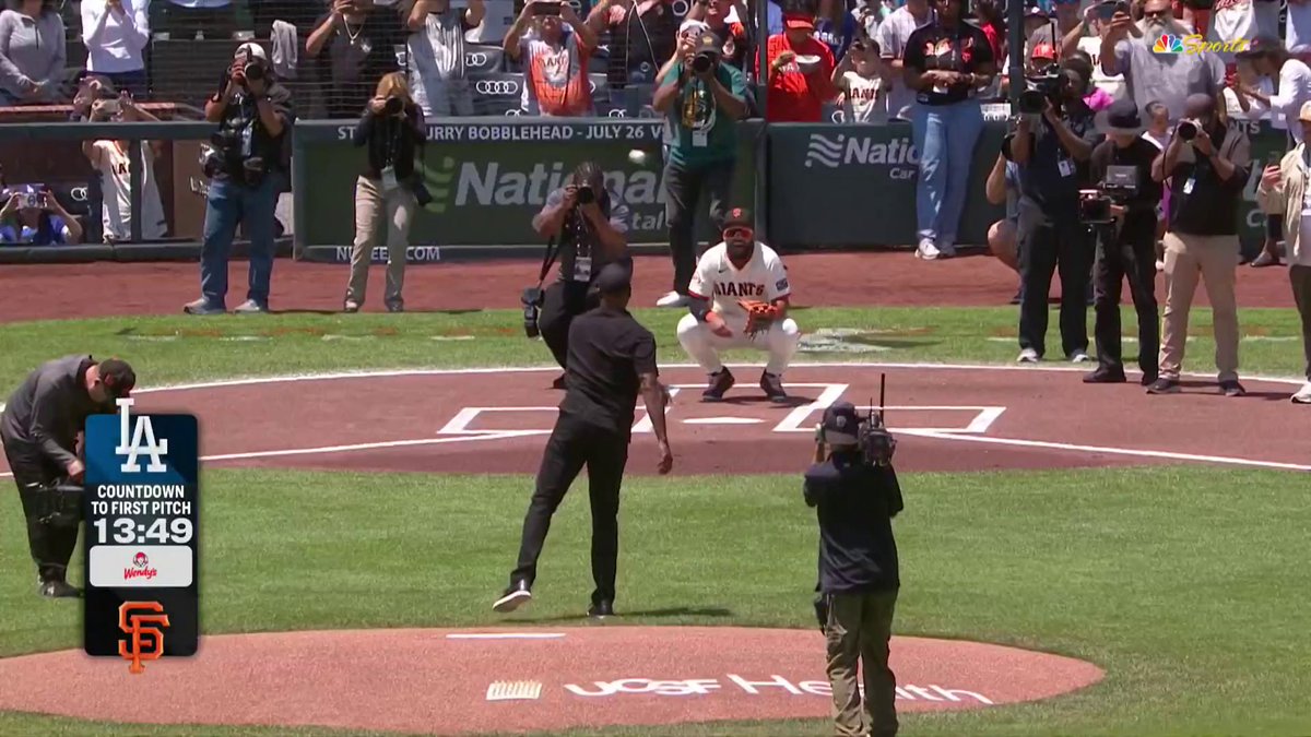 Barry Bonds throws out the first pitch 🐐