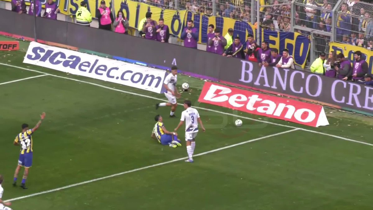 ¡IMPOSIBLE PARARLO! Di María amagó en el área, luego fue derribado y OTRA VEZ todo el Gigante de Arroyito pidió penal. ¿Qué te está pareciendo el partido del Fideo en su vuelta?