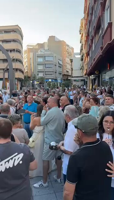 📣CACEROLADA en #Motril contra la política sanitaria de Juanma Moreno y Consejería de Salud y Consumo ❌En PELIGRO las URGENCIAS, el HOSPITAL y los CENTROS DE SALUD de toda la #CostaTropical ‼️Y la gente no se conforma y defiende su #SanidadPública