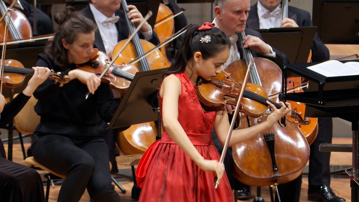 💛🎻2024/25年シーズンのハイライトを振り返るシリーズ。今回は、HIMARIがベルリン・フィル・デビューを果たし、ヴィエニャフスキのヴァイオリン協奏曲を披露した公演をご紹介します。全編はデジタル・コンサートホールでお楽しみいただけます。
