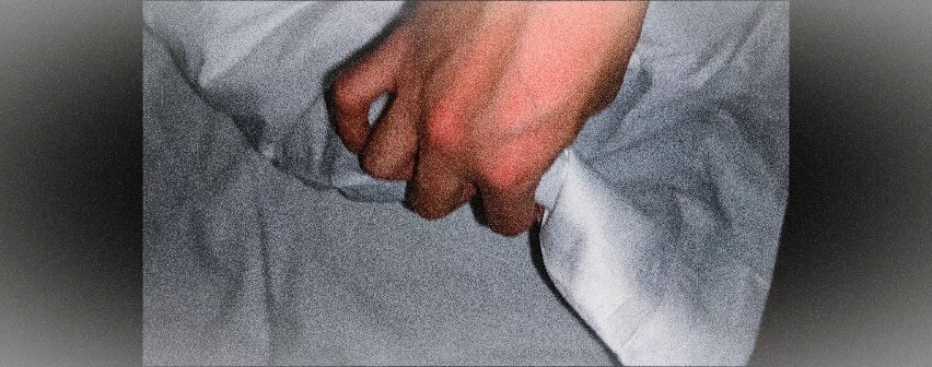 这只熊睡得更熟，可以为所欲为了