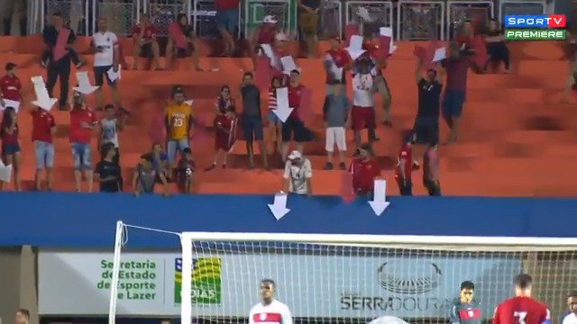 Dia 730 - Torcida do Vila nova apontando onde fica o gol para o time que tinha o pior ataque da Série B
