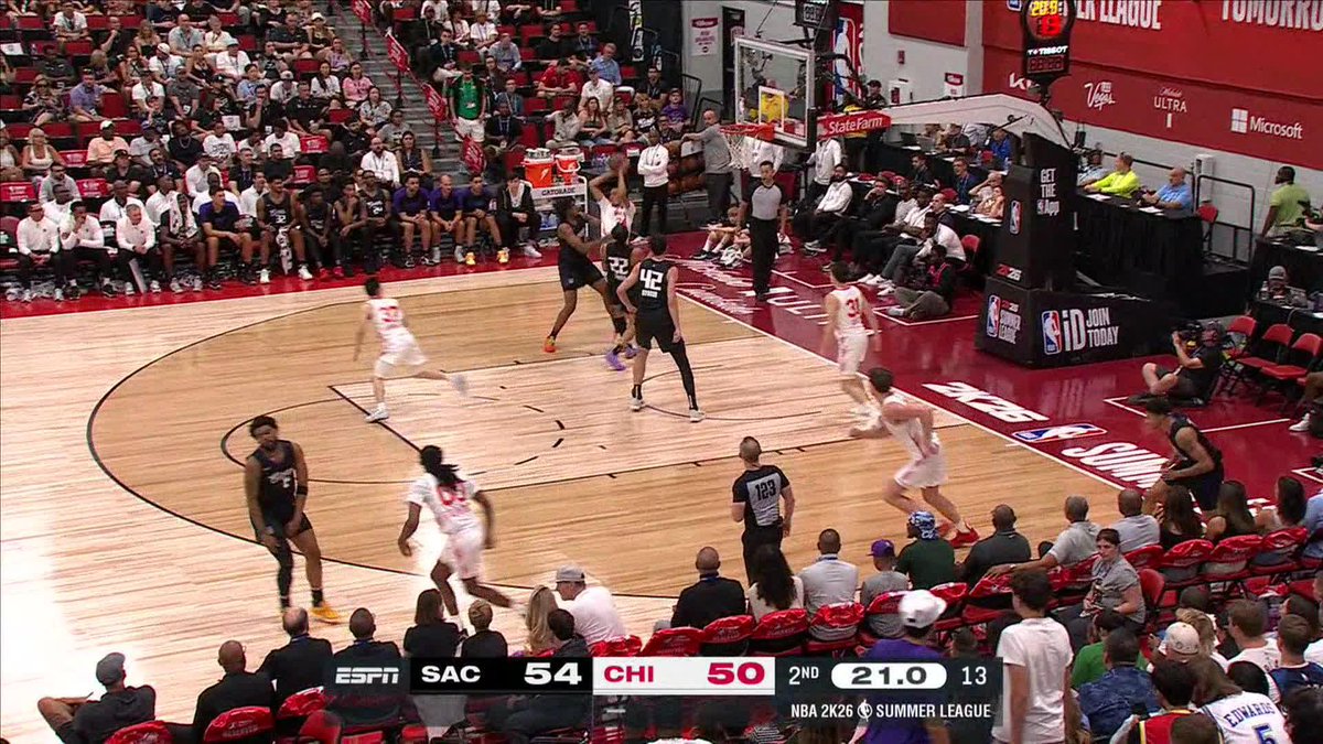 Yuki with a behind-the-back DIME to Lachy 🤩 Yuki Kawamura / 河村勇輝 | Lachlan Olbrich