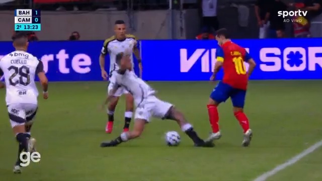 Caneta do Everton Ribeiro no Rubens. 🎥 sportv | ge