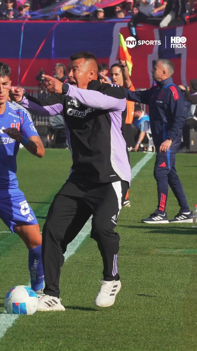 😬⚪⚫ Lo vivió con mucha intensidad En el #Superclásico197, Jorge Almirón le llamó la atención a Alan Saldivia, en el momento en que #LaU iba a realizar un saque lateral en terreno de #ColoColo. Disfruta lo mejor del fútbol chileno. Suscríbete a HBO Max 📲💻 Link en la BIO 📍