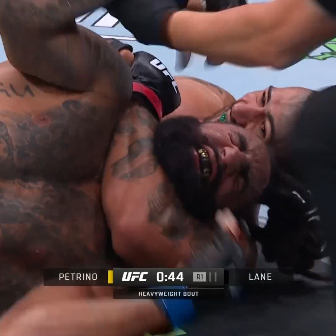 Vitor Petrino 🇧🇷 réussit ses débuts en poids lourds en s’imposant par soumission face à Austen Lane dès le premier round. 👏 #UFCNashville