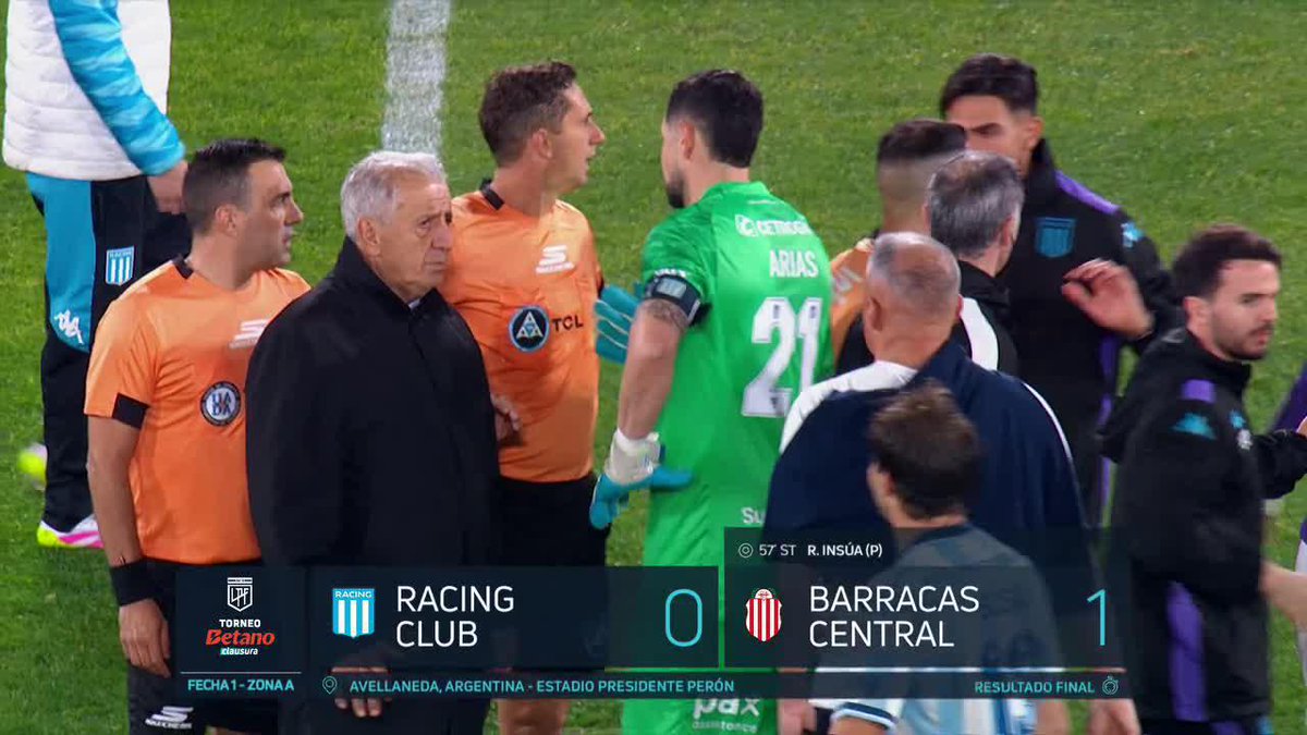 "ES UNA VERGUENZA LO DE TODOS EH". Todo #Racing se le fue encima a la terna arbitral luego del agónico y polémico 1-0 de Barracas en el Cilindro.