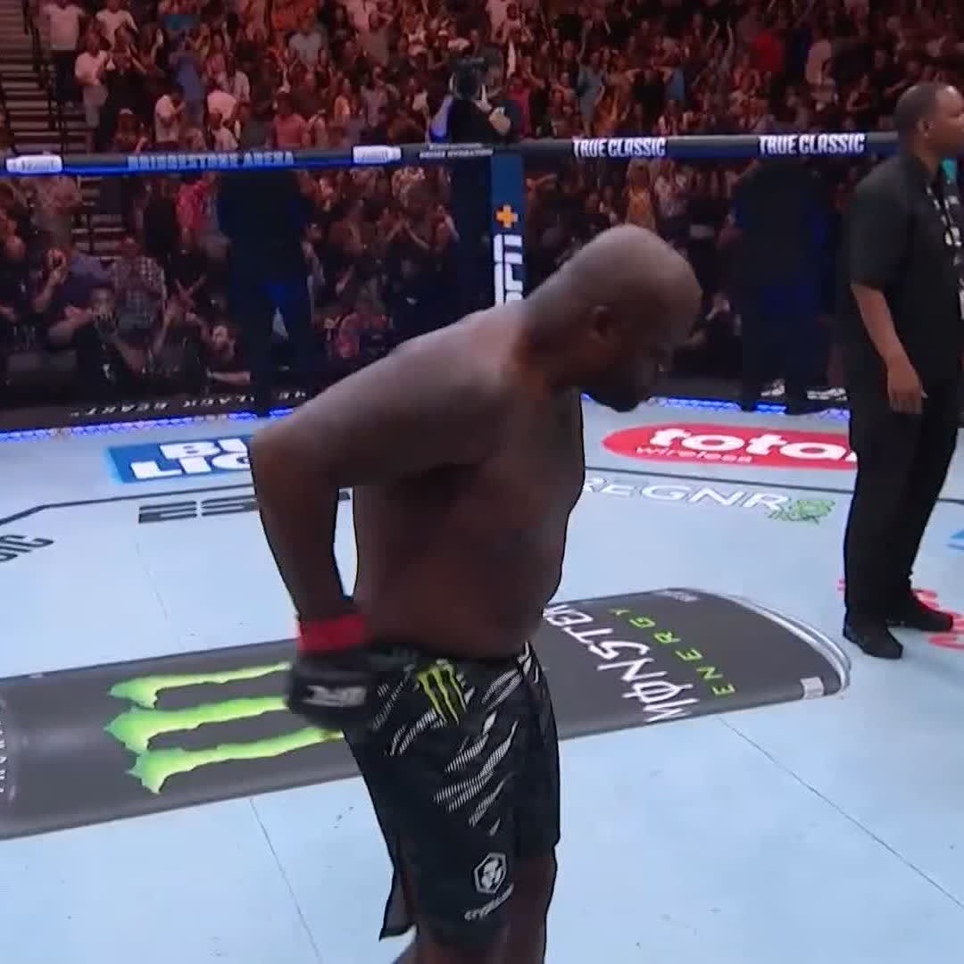 再びショーツを脱いで、オシッコをひっかけるルイス🐕💦 #UFCNashville