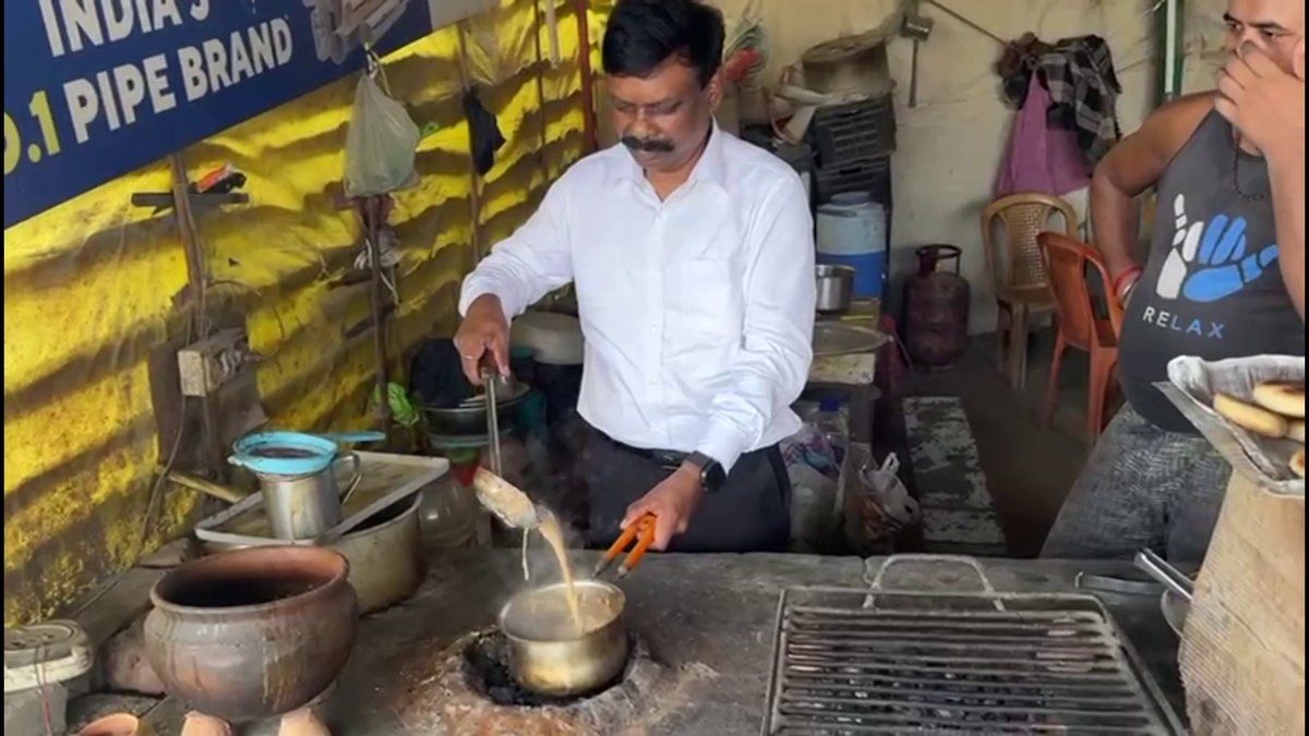 नवादा: ACS एस सिद्धार्थ का अनोखा अंदाज.. चाय दुकान पर बनाते दिखे चाय