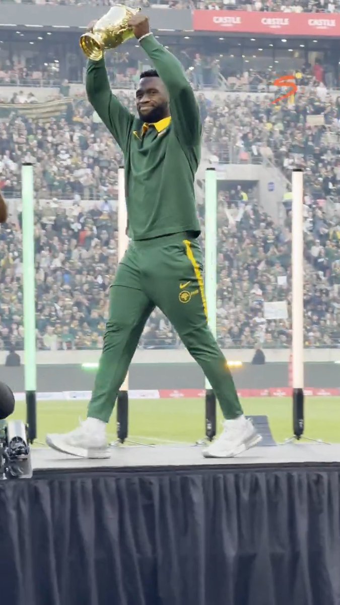 The volume in the stadium 🔊📈 Siya Kolisi bringing the Web Ellis Cup onto the pitch in Gqeberha before kick-off 🏆🇿🇦 #SSRugby