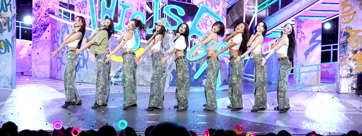 TWICE'S SYNCHRONIZATION WITH THE LOUD FANCHANTS FROM FANS ON ALL THREE SIDES OF THE STAGE IS UNMATCHED