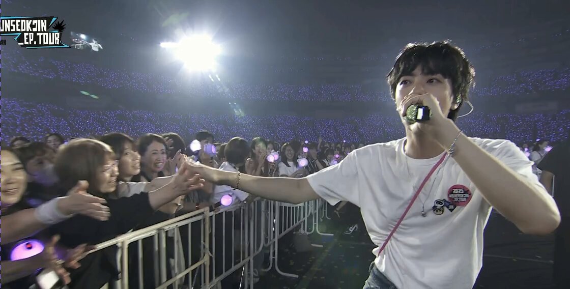 SEOKJIN TRIED TO STAY A BIT LONGER WITH ARMYS AND HE HANDLED THE SITUATION VERY GENTLY