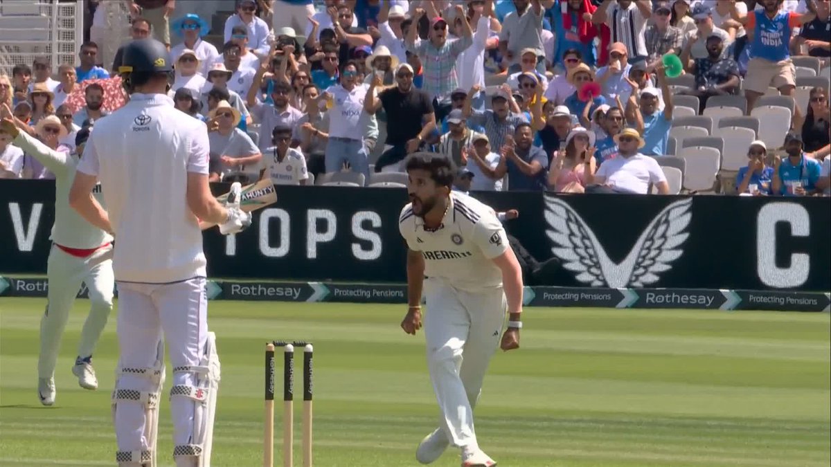 A loose Zak Crawley brings up India's third wicket of the morning session 🇮🇳