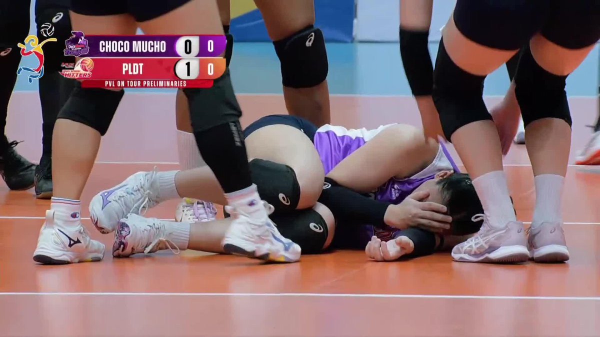 HOPING FOR A QUICK RECOVERY 🙏 Choco Mucho’s Isa Molde sits out after hurting her ankle during the second set of their PVL on Tour game against the PLDT High Speed Hitters. Here’s hoping it’s nothing serious. 🙏 #PVL2025 #TheHeartOfVolleyball #PVLonTour