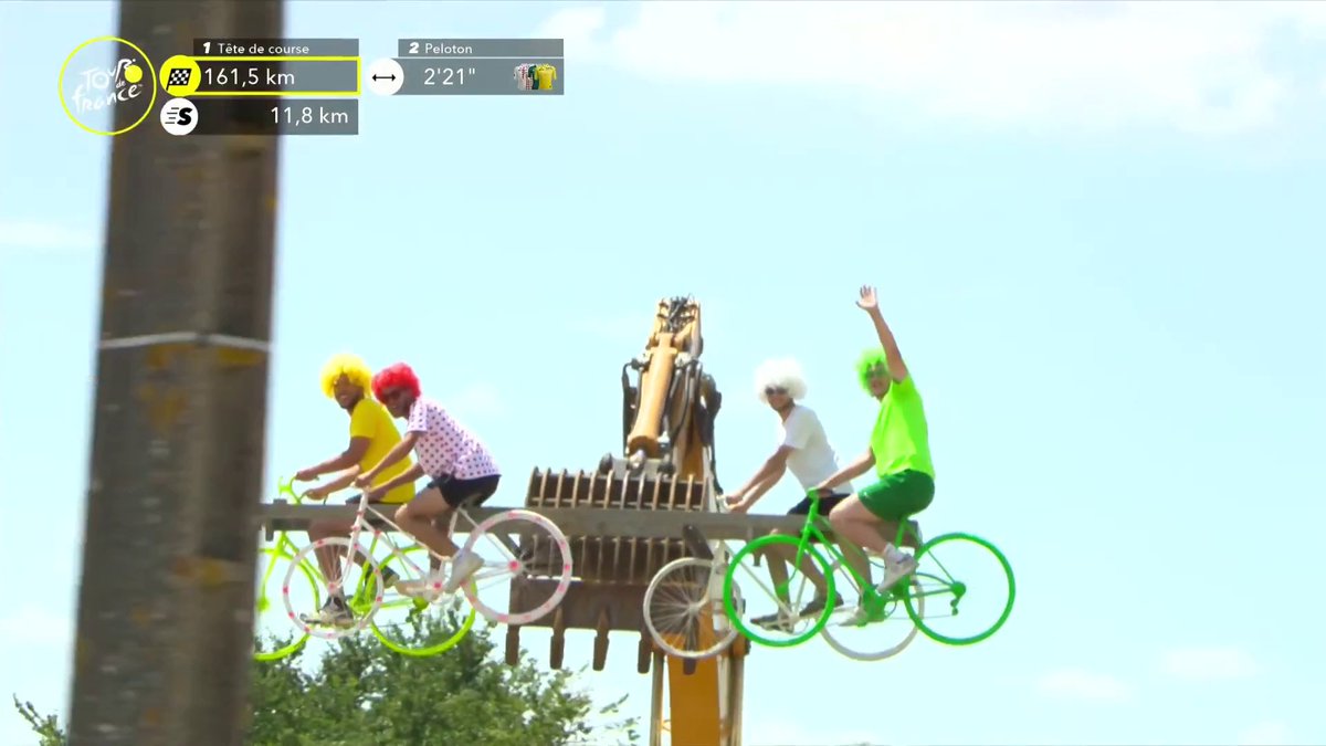 🫣 ¿Acaban de montar cuatro bicis sobre la pala de una excavadora y van subidos sobre ellas? 😂 Efectivamente, nunca dejarán de sorprendernos #TDF2025