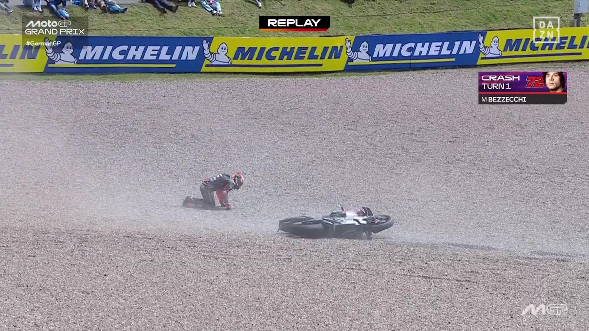 ¡BEZZECCHI TAMBIÉN SE VA AL SUELO CUANDO IBA 2º! 💥 #GermanGP 🇩🇪 #MotoGP 🏁