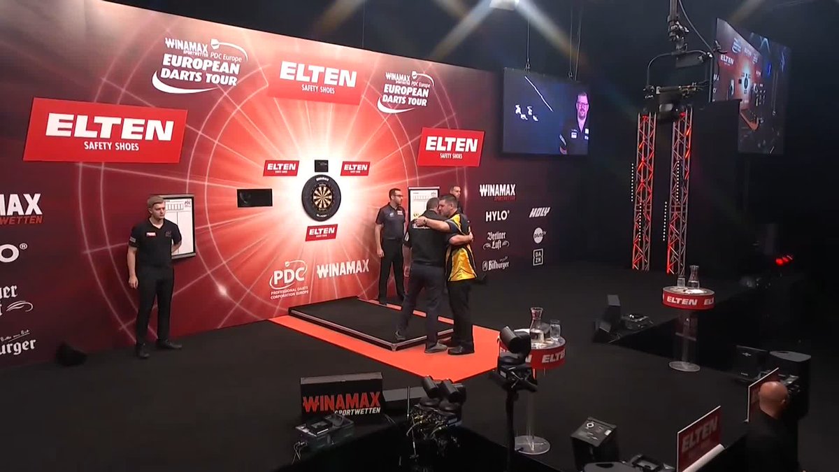 WADE EDGES OUT SUPERCHIN! The Machine is the latest player to reach tonight's quarter-finals, sneaking past Daryl Gurney with a 6-5 victory! 📺 #ET9 | L16