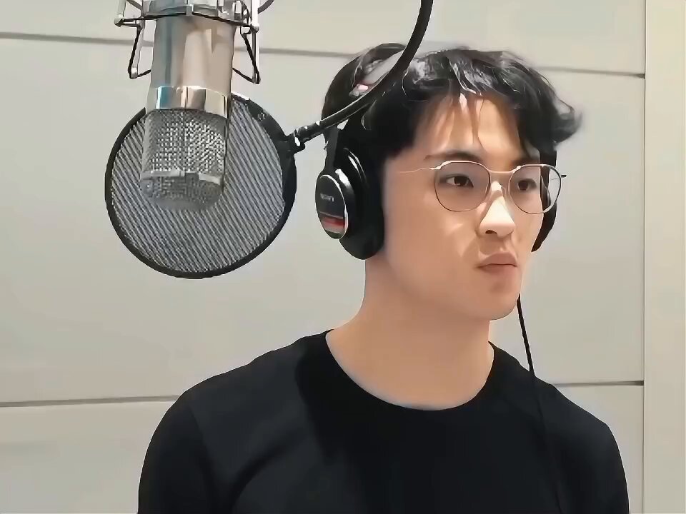 “abs or biceps?” mark lee’s barefaced with glasses is everything.