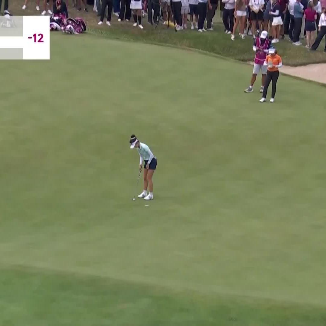 Grace Kim makes the eagle putt on 18 to get to -14 and force the playoff 💪