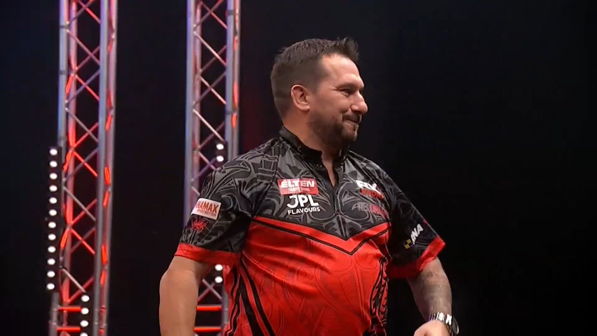 CLINICAL CLAYTON! Jonny Clayton takes care of Josh Rock with a comfortable 6-2 victory, averaging just shy of 107 in the process! A majestic performance from The Ferret! 📺 #ET9 | L16