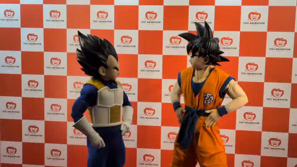 Whoever are in these Goku &amp; Vegeta suits are doing such a good job portraying their personalities &amp; mannerisms 😂